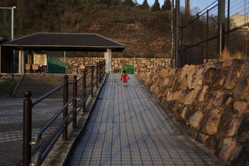 一人で遊ぶ子供