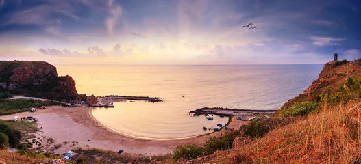 Selbstklebende Fototapete Bolata Strand, Balgarevo, Bulgarien Küstenlandschaft - Draufsicht auf den Sonnenaufgang in der Bolata-Bucht an der Schwarzmeerküste Bulgariens