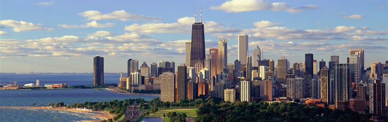 Fototapeta na wymiar Panoramic view of Lake Michigan and Lincoln Park, Chicago, IL