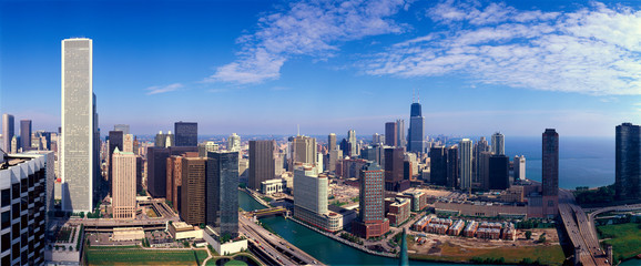 Fototapeta premium Panoramic view of Chicago River and Chicago skyline, IL