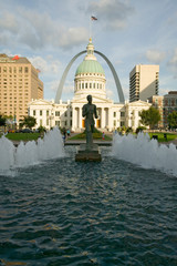 Kiener Plaza - ÒThe RunnerÓ in water fountain in front of historic Old Court House and Gateway Arch in St. Louis, Missouri