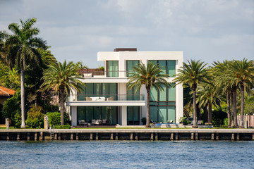 Modern mansion in Fort Lauderdale FL on the water - obrazy, fototapety, plakaty