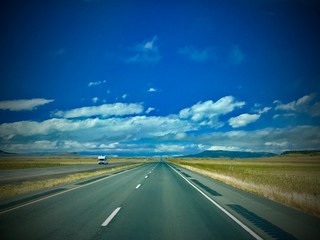 Naklejka premium long highway and blue sky