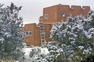 Fototapeta premium Adobe in snow in Santa Fe, NM