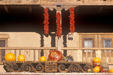 Fototapeta premium Strands of red chilies in Town square, Santa Fe, NM