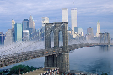 Morning fog over the Brooklyn Bridge looking into Manhattan, NY - obrazy, fototapety, plakaty