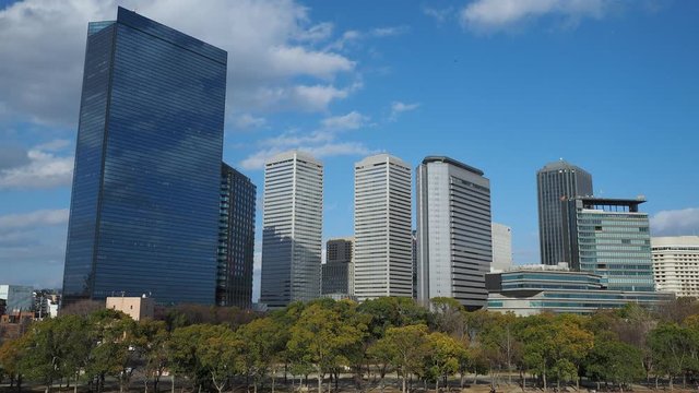 大阪城公園から見るOBPの高層ビル群（タイムラプス）