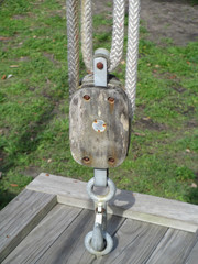 block and tackle pulley and rope