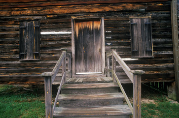 Fototapeta na wymiar Entrance to log cabin in historic Camden, SC