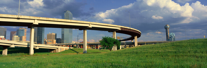 Obraz premium Dallas, TX skyline from freeway overpass with Reunion Tower