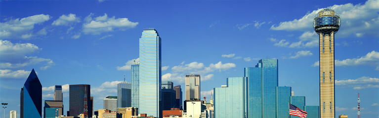 Fototapeta na wymiar Panoramic View of Dallas, TX skyline at sunset with Reunion Tower