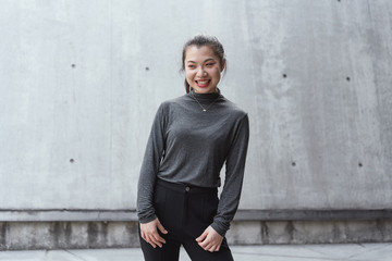 Obraz premium Asian young business women in front of gray walls