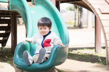 Fototapeta na wymiar 公園で遊ぶ子供