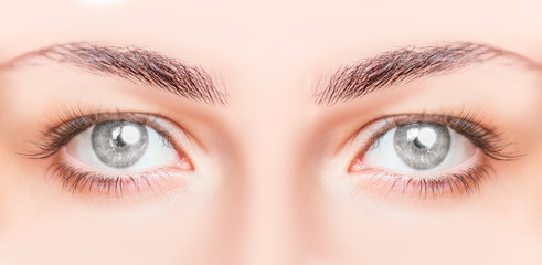 Naklejka premium Close-up beautiful girl eye with octagon glare in the eyes of the ring (octagon) flash