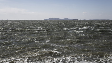 거세게 밀려오는 파도