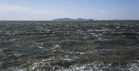 무섭게 밀려오는 검은 파도