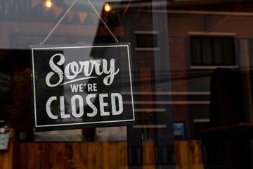 Obraz premium Sorry we're closed . vintage black and white retro sign on a coffee glass door