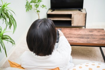 テレビを見る若い女性