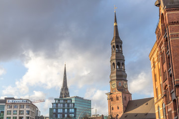 Kirchturmsptze in Hamburg vor bewölktem Himmel