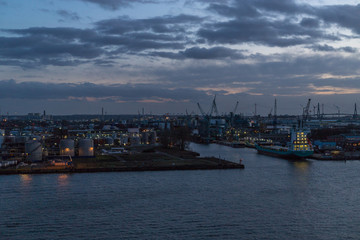Fototapeta na wymiar Hamburger Hafen am Abend