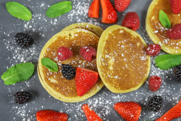 Fototapeta na wymiar pancakes aux fruits rouges sur une ardoise