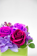 ピンクと紫のバラの造花