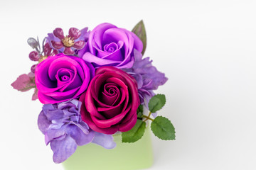 Obraz na płótnie Canvas ピンクと紫のバラの造花