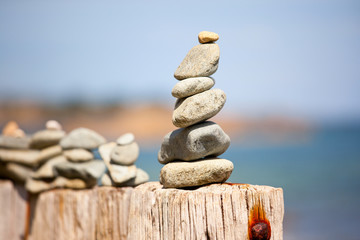 Empilement de galets au soleil sur une plage de France.