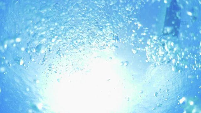 海底から見た水面　泡　停泊する船
