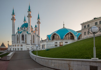 Fototapeta na wymiar Beautiful Kul-Sharif Mosque in Kazan at dawn with a clean, flat sky, green lawn