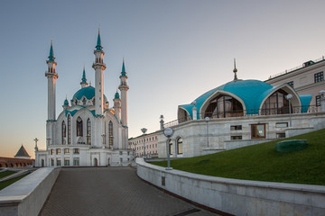 Fototapeta na wymiar Beautiful Kul-Sharif Mosque in Kazan at dawn with a clean, flat sky, green lawn
