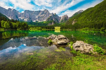 See Fusine mit hohen felsigen Mangart-Bergen im Hintergrund, Italien © janoka82