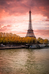Fototapeta na wymiar Tour Eiffel Sunset