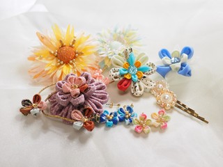 つまみ細工の花の髮飾り