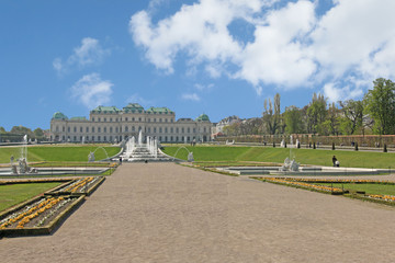 Fototapeta na wymiar Palazzo belvedere di Vienna con parco e giardini