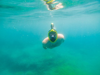 man swimming underwater with snorkeling musk - obrazy, fototapety, plakaty