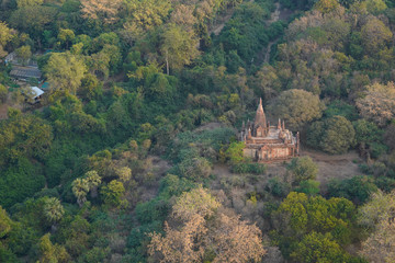 Vista dall'alto templi e paesaggi Birmani - 332099553