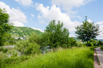 Trier, Mosel, Fluss, Moselufer, Uferweg, Moselschiffe, Radtour, Spazierweg, Römerbrücke, Moselbrücke, Brücke, Flussschifffahrt, Rheinland-Pfalz, Stadt, Altstadt, Frühling, Deutschland