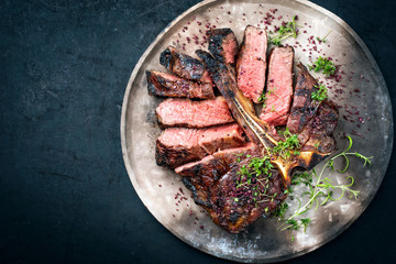 Gegrilltes dry aged Wagyu Porterhouse Beefsteak aufgeschnitten mit großem Filetstück mit...