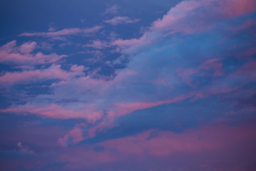 薄っすらと色づく朝焼けの空