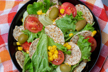 salad with spelled chips