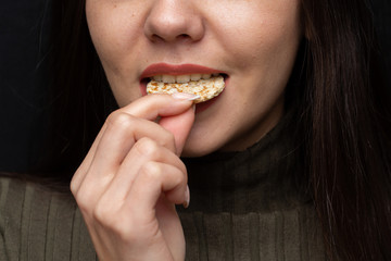 woman eating spelled chips