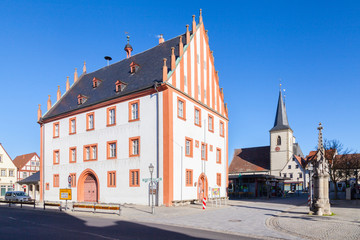 Naklejka na ściany i meble Rathaus in Haßfurt mit Pfarrkirche, Unterfranken