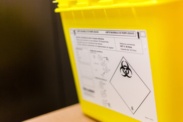 Boite jaune de récupération des déchets d'activités de soins à risques infectieux et...