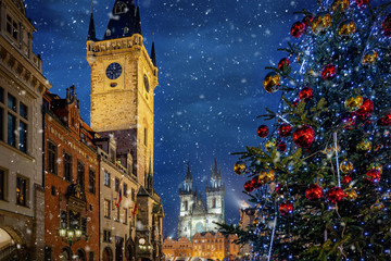Die Altstadt von Prag mit Astrologischer Uhr, Marienkirche und festlich geschmücktem Weihnachtsbaum bei Schneefall im Winter, Tschechien