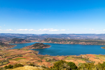 Obraz premium Vue depuis les hauteurs sur le lac artificiel du Salagou (Occitanie, France)
