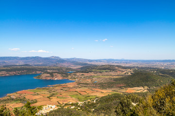 Fototapeta na wymiar Vue depuis les hauteurs sur le lac artificiel du Salagou (Occitanie, France)