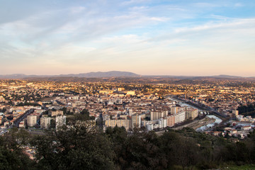 Fototapeta na wymiar Vue sur la ville d'Alès et sa campagne depuis les hauteurs de la ville au coucher du soleil