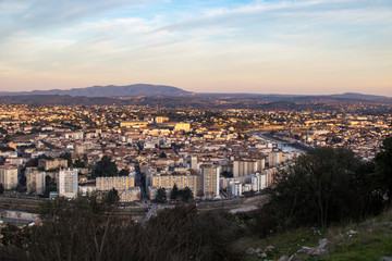 Fototapeta premium Vue sur la ville d'Alès et sa campagne depuis les hauteurs de la ville au coucher du soleil