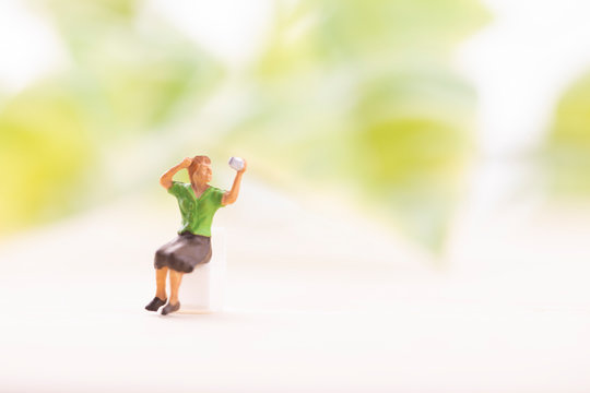 スマートフォンで自分を撮影する女性